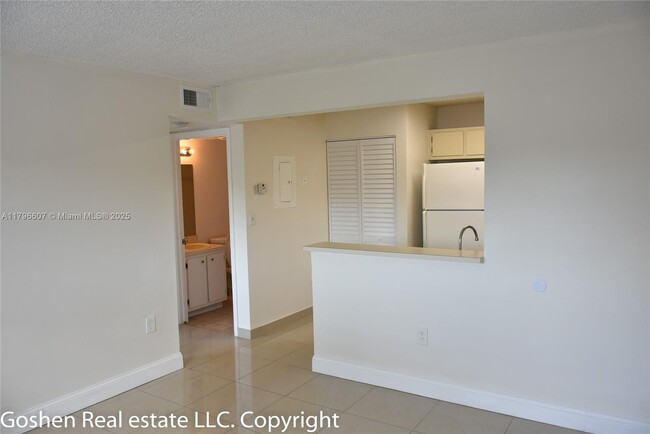 Building Photo - 351 Palm Way