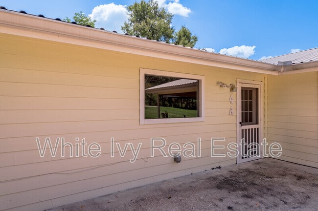 Building Photo - 4 Rainbow Dr