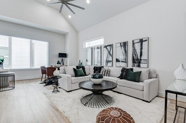 Building Photo - 1131 W 17th St