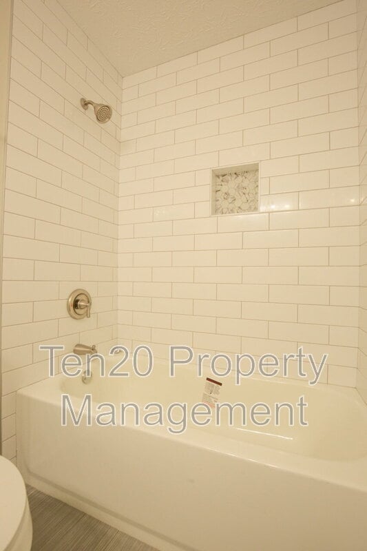 Building Photo - 6823 Live Oaks Dr