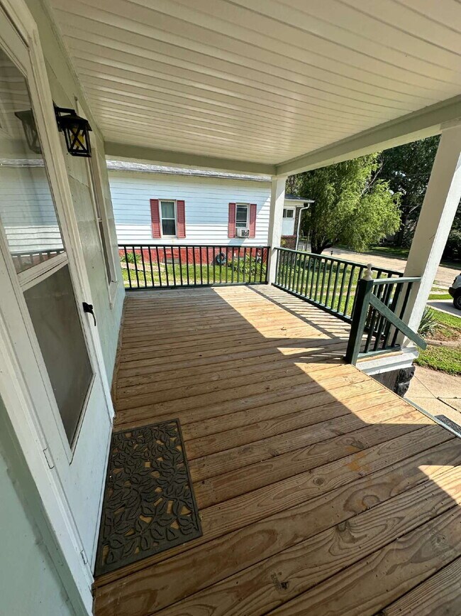 Building Photo - 3-Bedroom Duplex