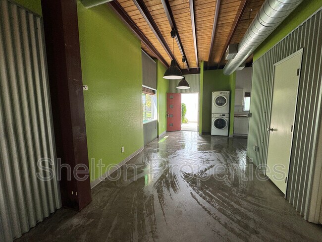 Building Photo - 2121 W Hayward Ave