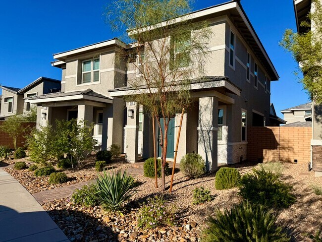 Building Photo - 3 BED 2.5 BATH 2 CAR GARAGE MODERN TOWNHOM...