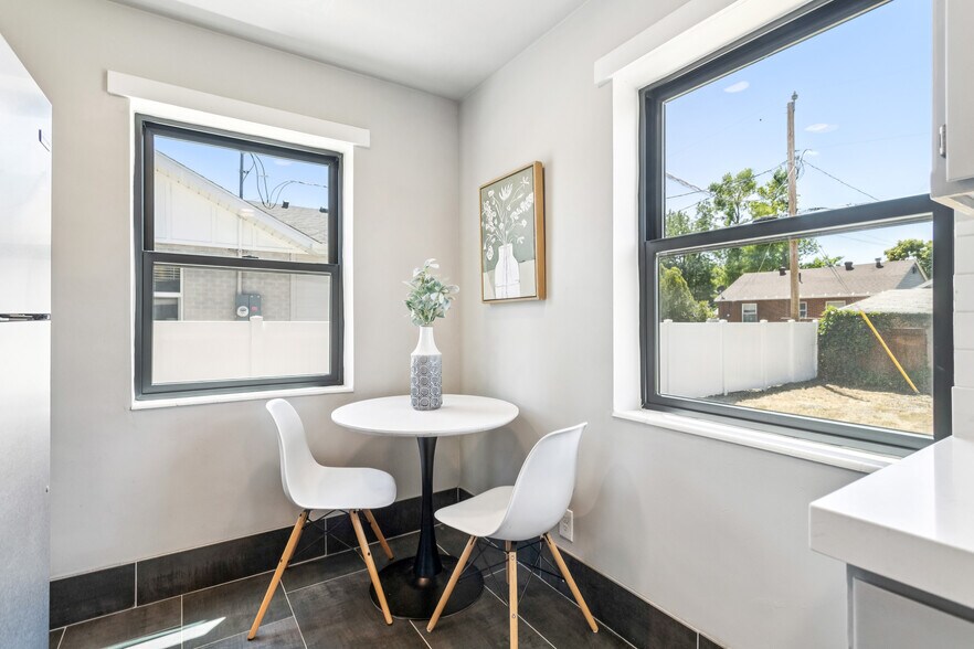 Building Photo - 983 N Poinsettia Dr