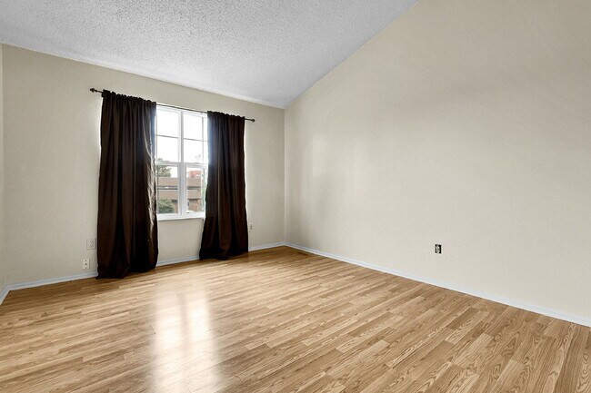 Building Photo - $2,695 - 5 Bed, 4 Bath Townhome in Aurora ...
