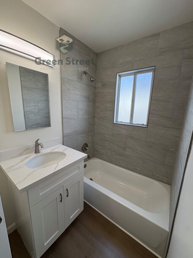 Building Photo - 1719 Oliver Ave