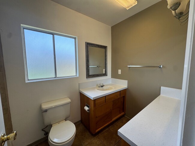Building Photo - Quaint home in Hucrest