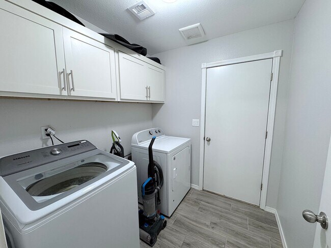 Building Photo - Beautiful 3 Bed 2 Bath with Refrig A/C!