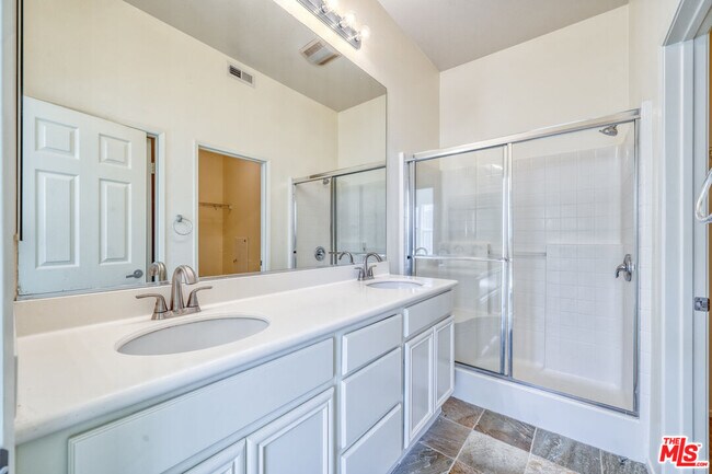 Building Photo - 1133 Jewett Dr