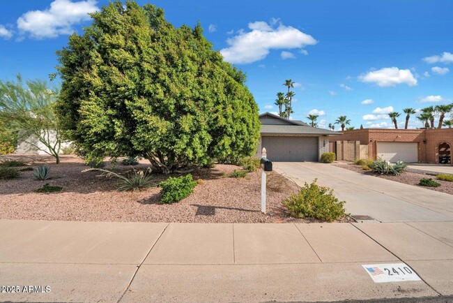 Building Photo - 2410 E Sahuaro Dr