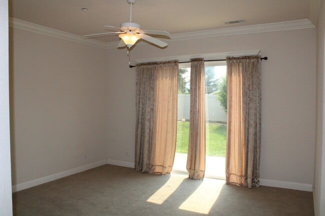 Building Photo - 4 BED/2 BATH IN THE SUNSET AVENUES SUBDIVISION