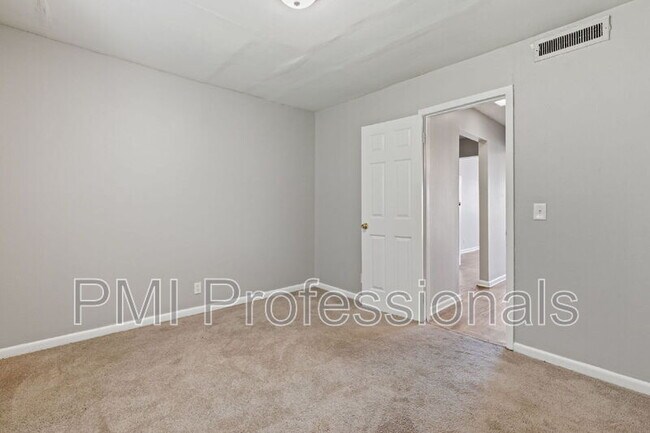 Building Photo - 800 Anderson Ln