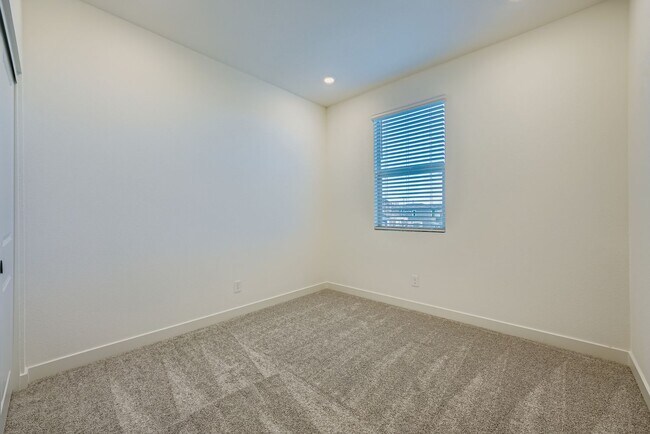 Building Photo - 11737 Stone Curlew Ave