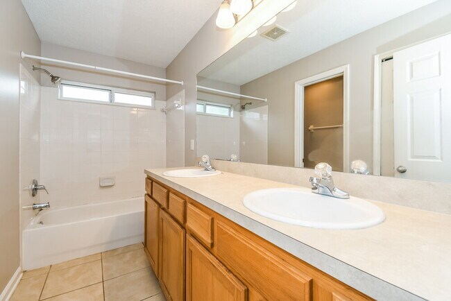 Building Photo - 2600 Creek Ridge Dr