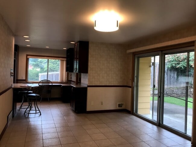 Building Photo - SW PDX Spacious Mid-Century Home Located i...