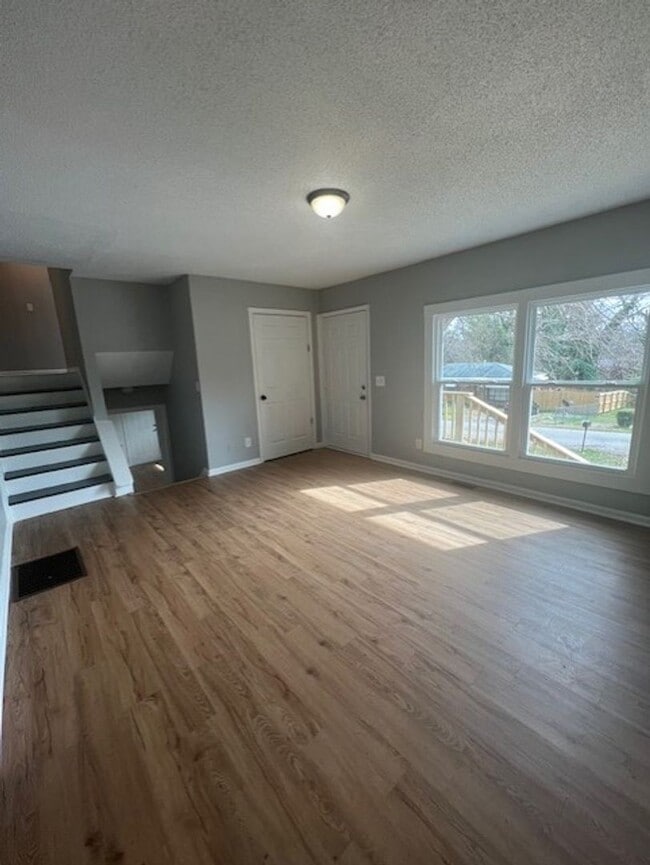 Building Photo - Remodeled 4 Bed 2 Bath House