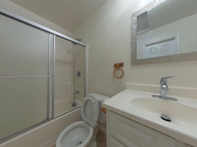 Building Photo - 7 Bedroom 4 Bath Home a hop and a skip to campus- SUPER CLOSE TO CAMPUS!