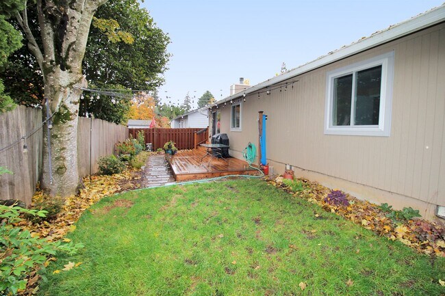 Building Photo - Updated 3 Bed/2 Bath Milwaukie Ranch Home Set On A Gorgeous Lot