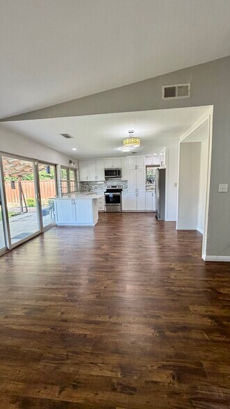Building Photo - 1803 Redbud Cir