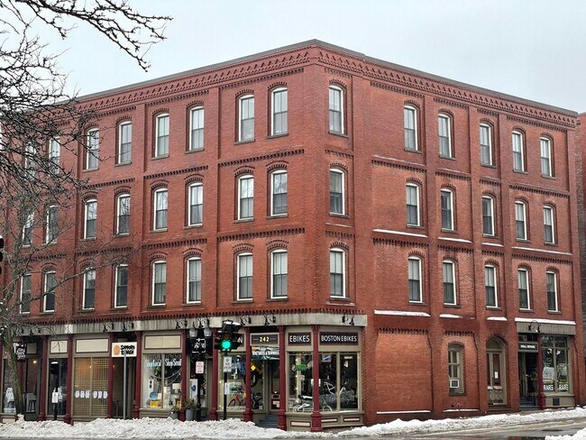 Building Photo - 6 Davis Ave