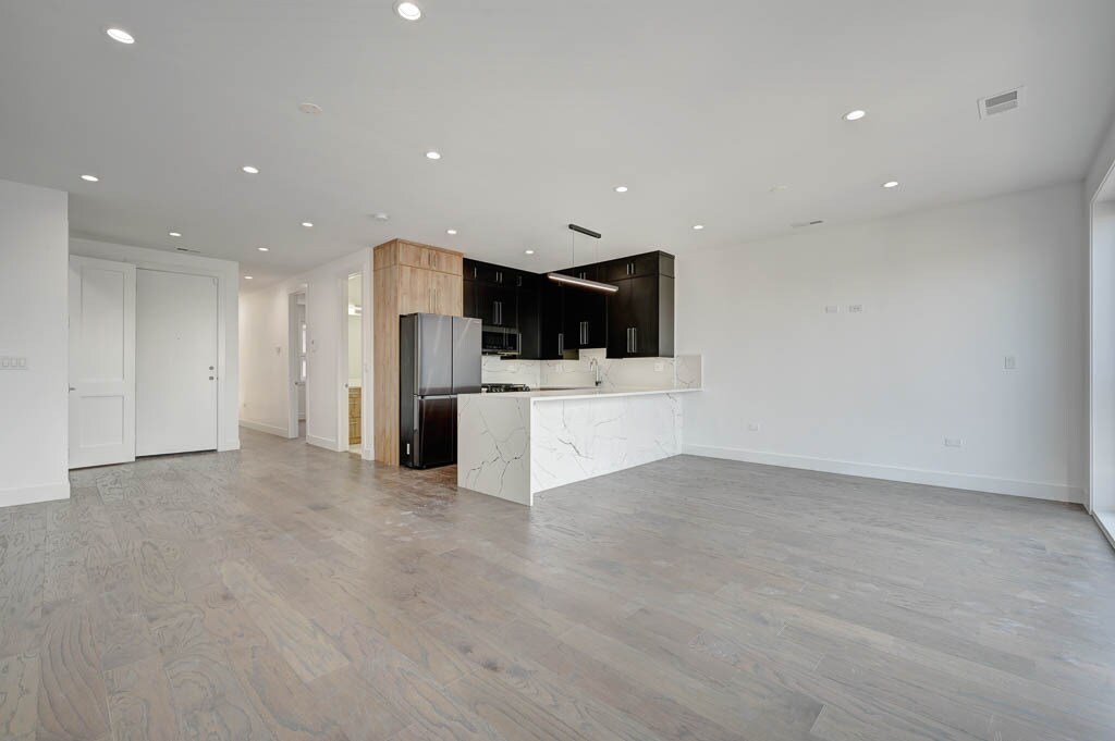 Building Photo - 3008 W Belmont Ave