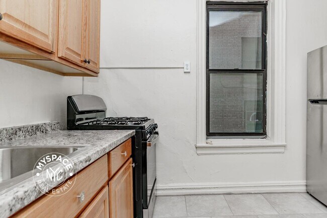 Building Photo - 374 E 49th St