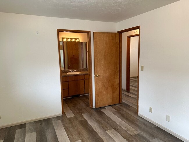 Building Photo - Cute 3-bedroom, 1-bathroom house in Springfield!
