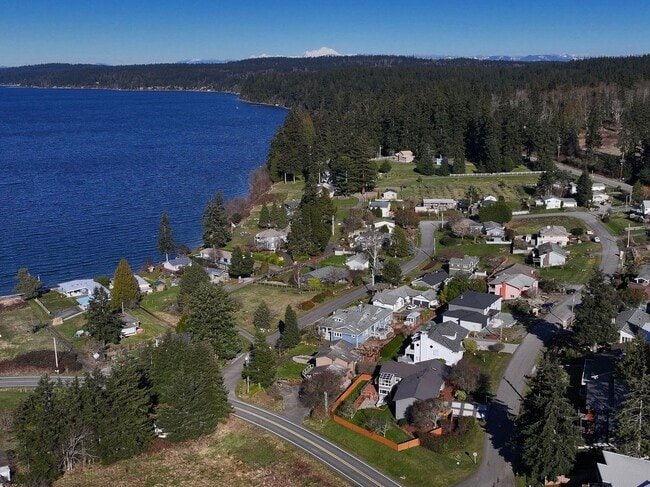 Building Photo - One Of A Kind Freeland Home with Two Seper...