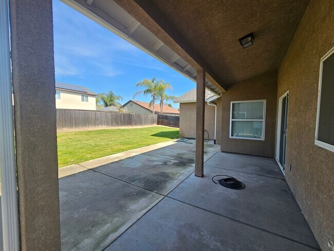 Building Photo - 4 Bedroom 2 Bath