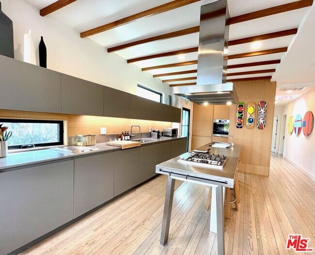 Building Photo - 3159 Hutchison Ave