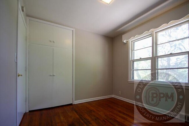 Building Photo - Discover this 3-bedroom, 1-bath home in Omaha, NE,
