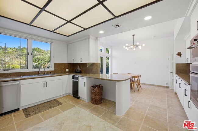 Building Photo - 2846 Royston Pl