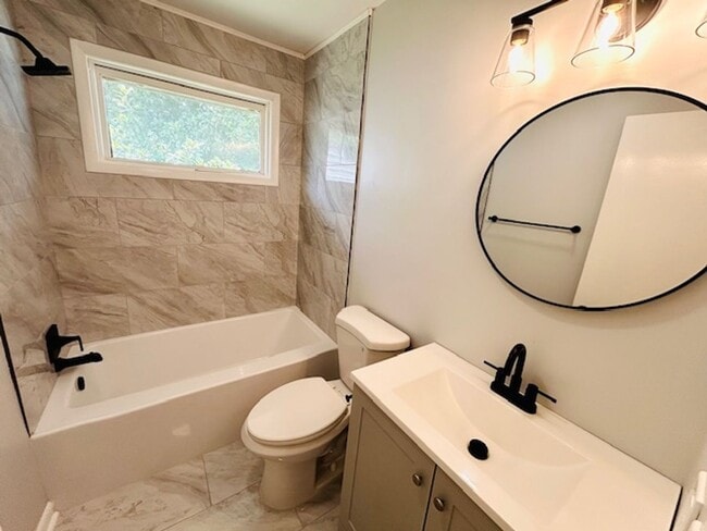 Building Photo - MOVE IN SPECIAL- $300 Off First Month's Rent-MOVE IN READY BRICK HOME!