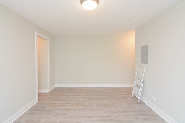 Building Photo - 533 W Surf St