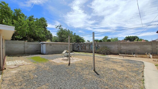Building Photo - Spacious 3 Bedroom 2 Bathroom Home In The NE!