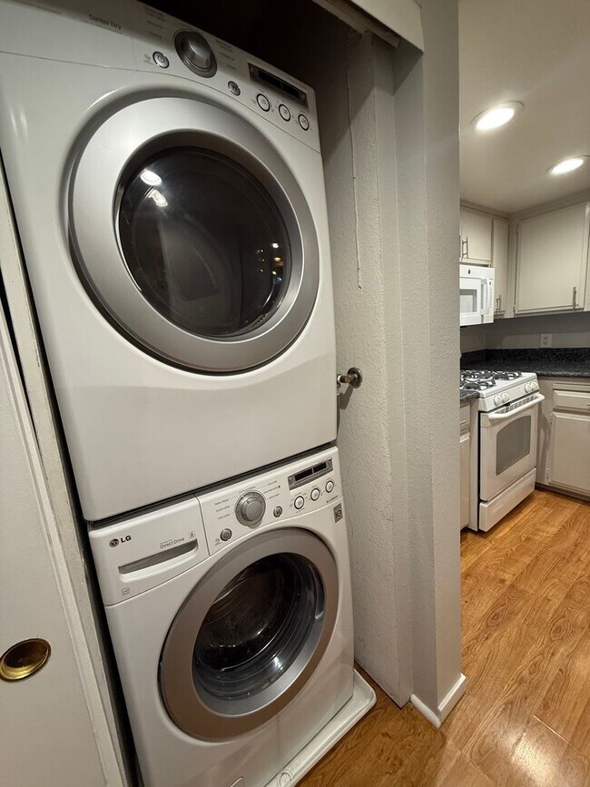 Building Photo - 3 bed 2.5 bath townhome available now!