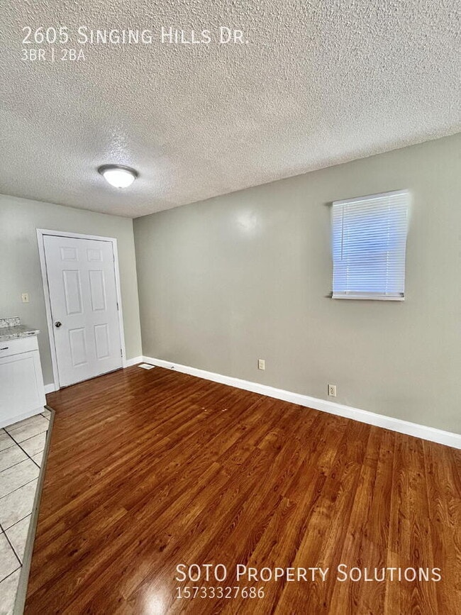Building Photo - 2605 Singing Hills Dr