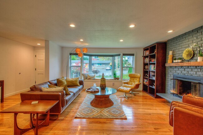 Building Photo - 4bd/2ba Edmonds Home