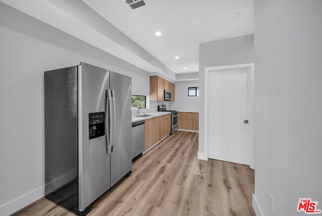 Building Photo - 1218 1/2 Magnolia Ave