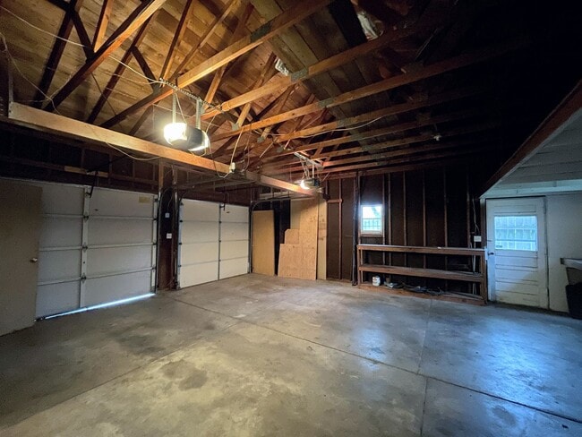 Building Photo - 2 bed brick home outside town