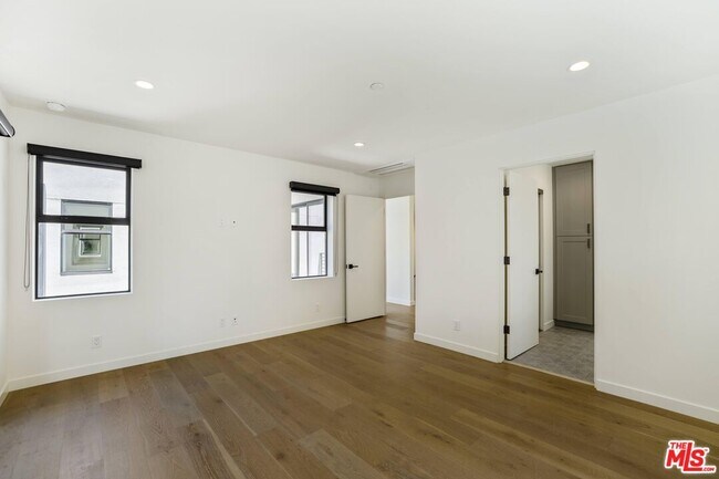 Building Photo - 538 Vernon Ave