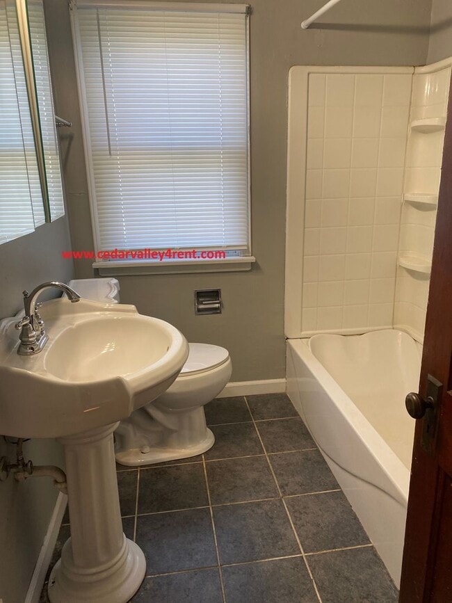 Building Photo - 2 Bedroom 1 Bath Home with 2 single stall ...