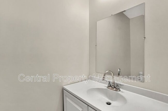 Building Photo - 121 Crown Ct