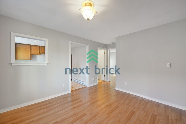 Building Photo - "Charming 2-Bed Retreat in Seattle's Heart – Cozy 840 Sq Ft Haven on 14th Ave West!"