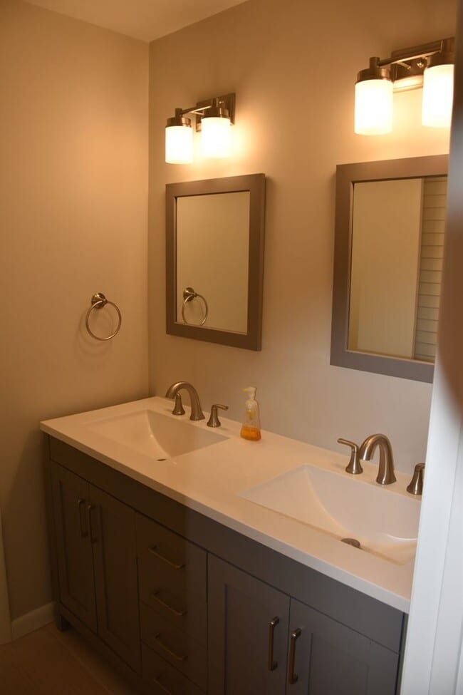 Building Photo - 553 Doral Country Dr