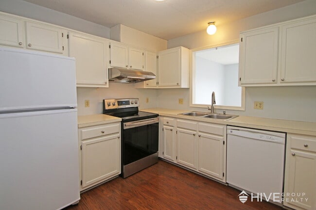Building Photo - 3-Bedroom, 2.5-Bath Townhouse with Finishe...