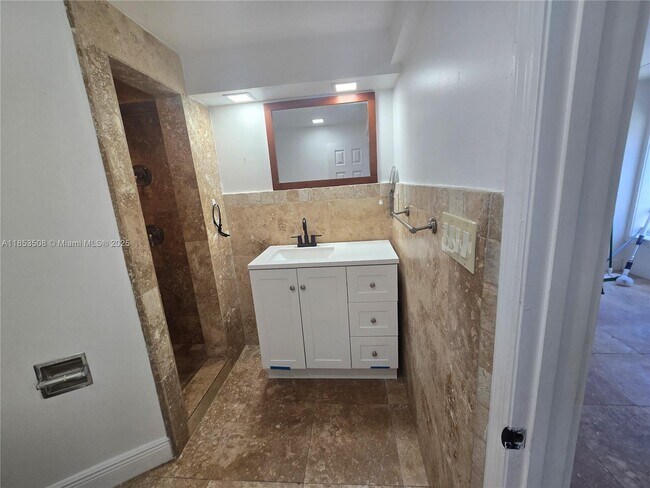Building Photo - 219 S 17th Ave
