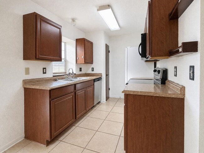 Building Photo - 2404 Magnum Cir