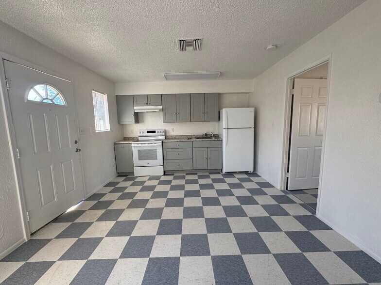 Building Photo - 1209 E Adams St