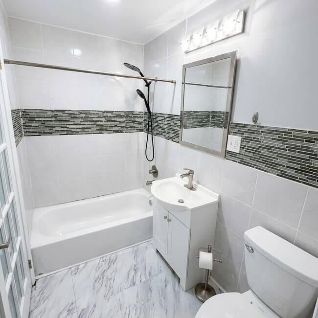 Building Photo - 421 Banksia Dr